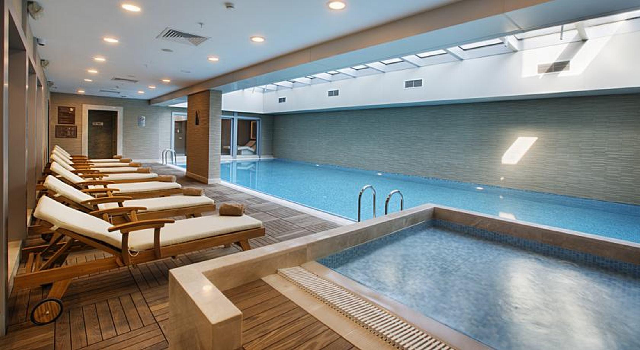 Dedeman Bostanci Istanbul Hotel y Centro de Convenciones Exterior foto The swimming pool at the hotel