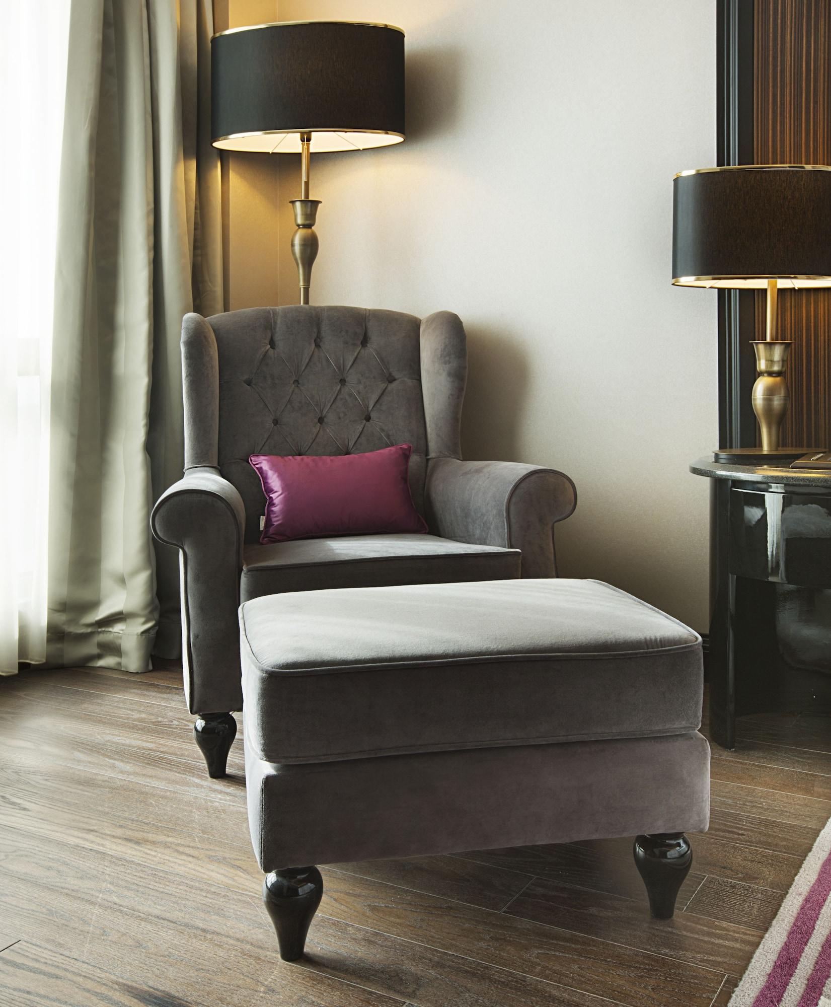 Dedeman Bostanci Istanbul Hotel y Centro de Convenciones Exterior foto A chair with a footstool